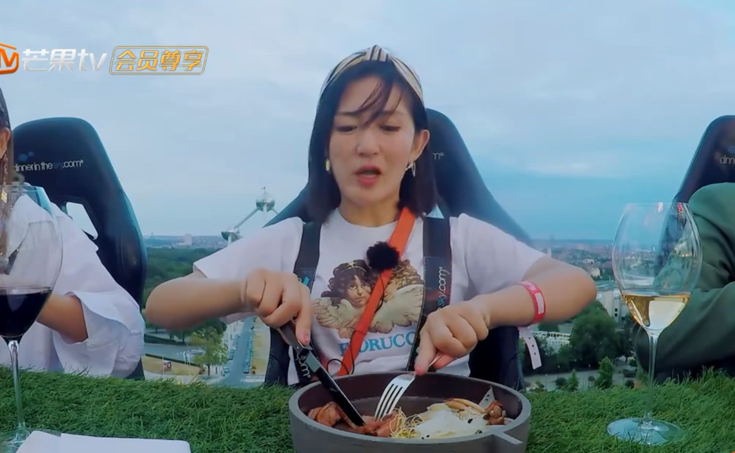 谢娜在"空中"吃饭,无意间暴露"身体缺陷",观众捂眼不敢看!