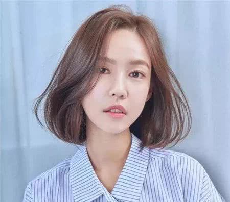 肩膀长度短的头发,略微蓬松,设计蓬松,肉面内衬非常可爱和细腻.