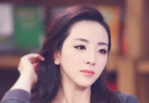 同是央视的著名女主持人,李思思和董卿有哪些