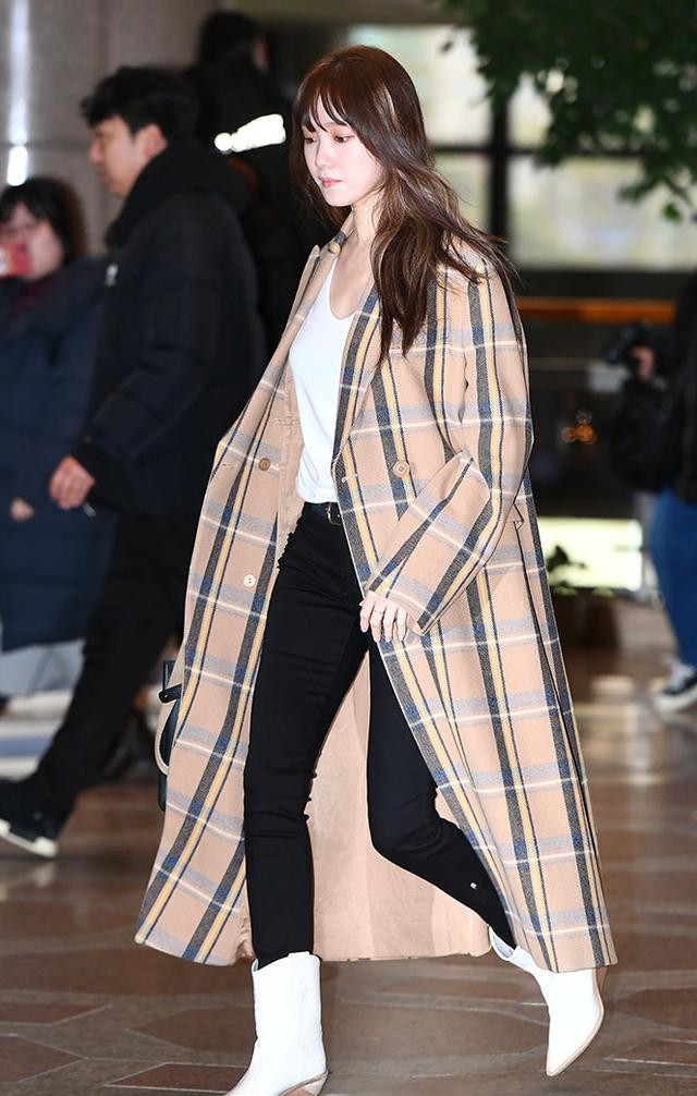 李圣经真漂亮格纹大衣搭配短靴又瘦又美一个技巧让穿搭更时髦