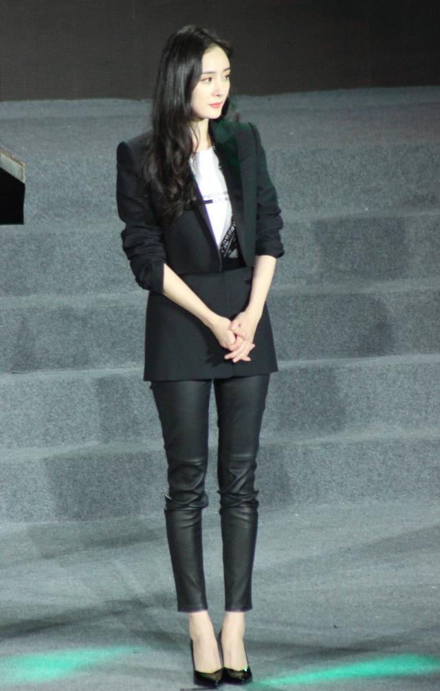 衣品大退步杨幂西装配皮裤耍酷不成反显土还败给了袁咏仪