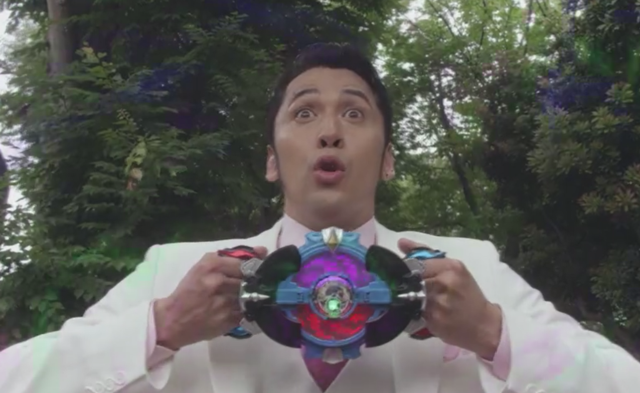 在剧中,爱染诚也亲自告诉我们,他其实就是一个宇宙人,名字叫做切雷萨