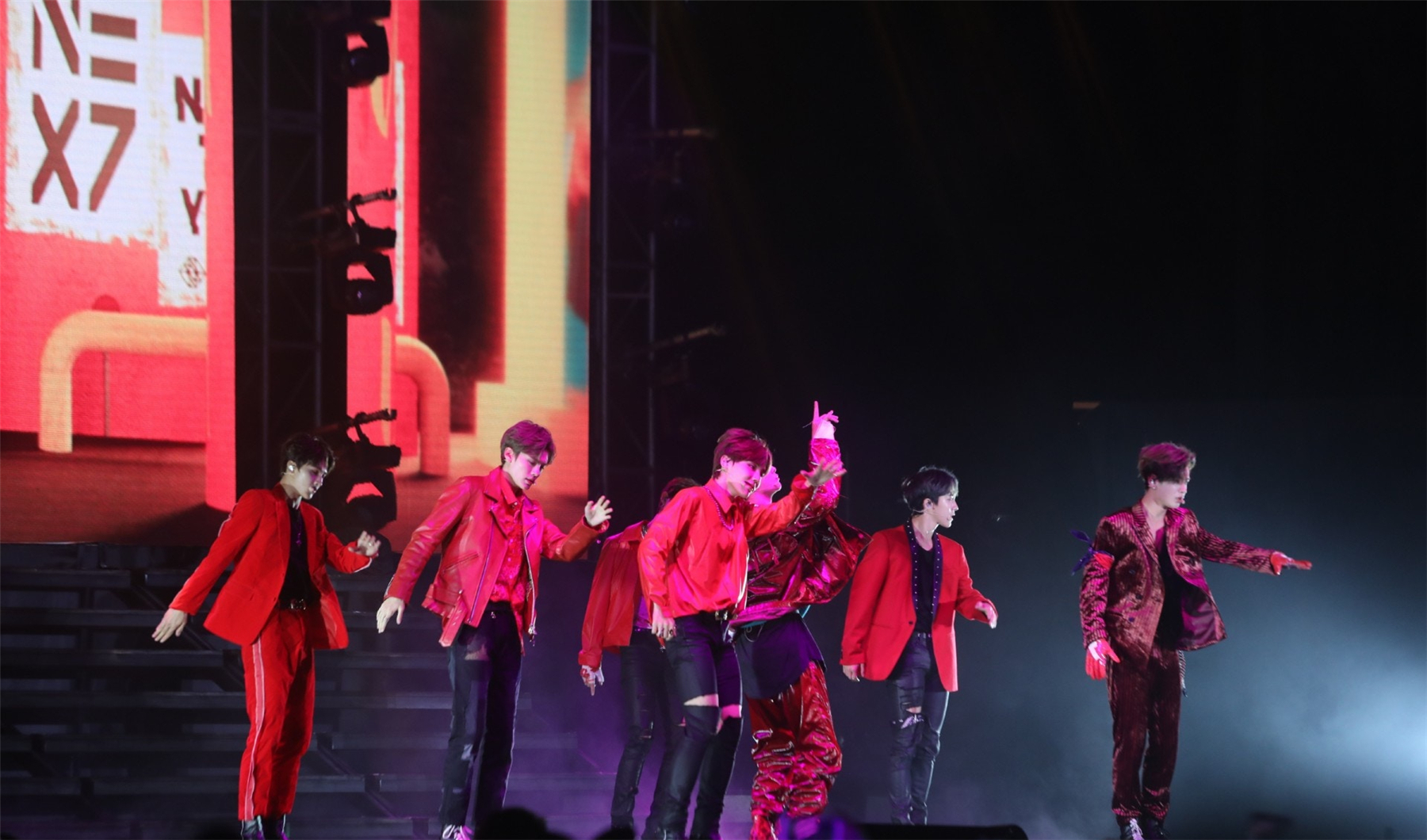 乐华七子首次在香港开演唱会,获歌迷肯定,范丞丞还透露重要信息