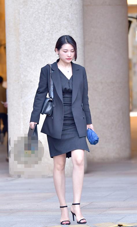街拍:西装外套搭西装裙,走姿自信,职业女性的气场
