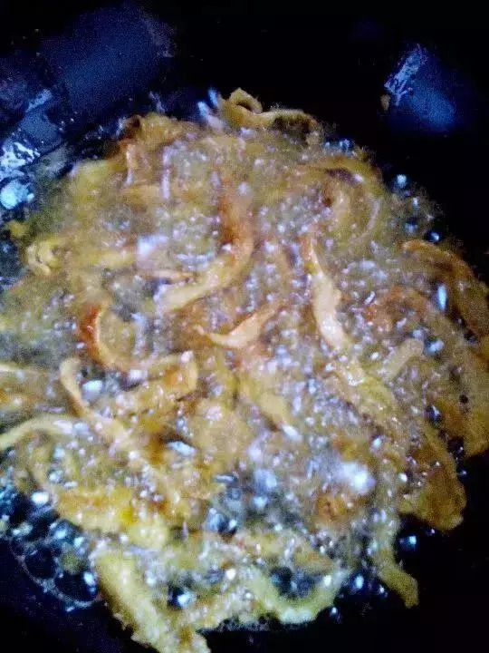 干炸蘑菇调糊最重要学会此妙招炸出来的蘑菇酥脆又焦香