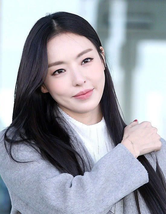 素颜一样,自然优美,可以说非常的减龄了,不过话说回来,李多喜这次的