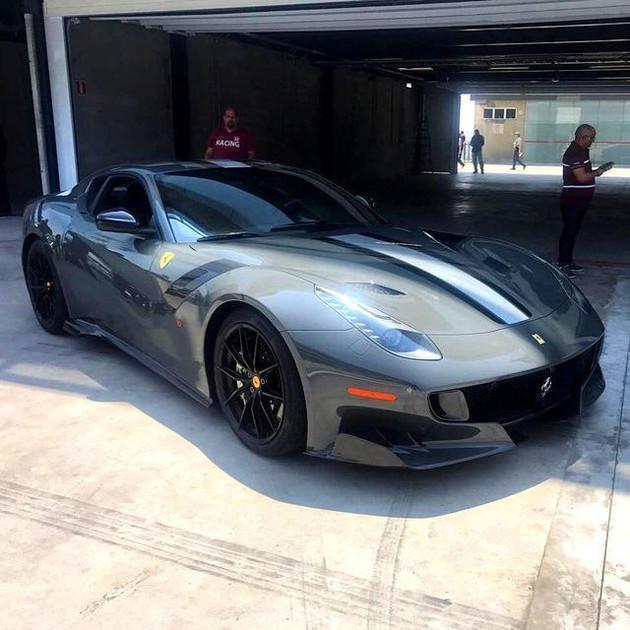 路上偶遇一台500多万法拉利,看到车上3个字,才知道车主多有钱!