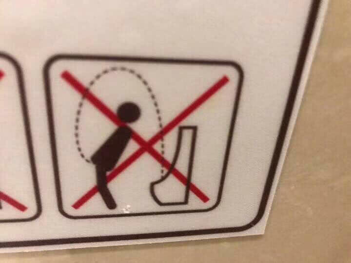 某高校男厕标语走红,网友:我就想知道,第3图是怎么做到的