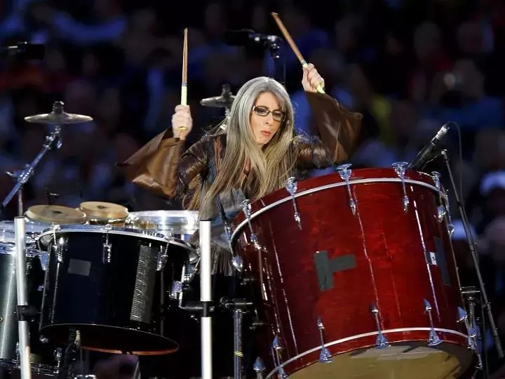 她说:我用手臂,颧骨,头皮,胸就能听见世界|双耳|颧骨|伊夫林_新浪新闻