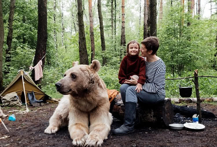 人类是怎样和野兽和平相处的动物间的真感情可以骑在野生狮子上