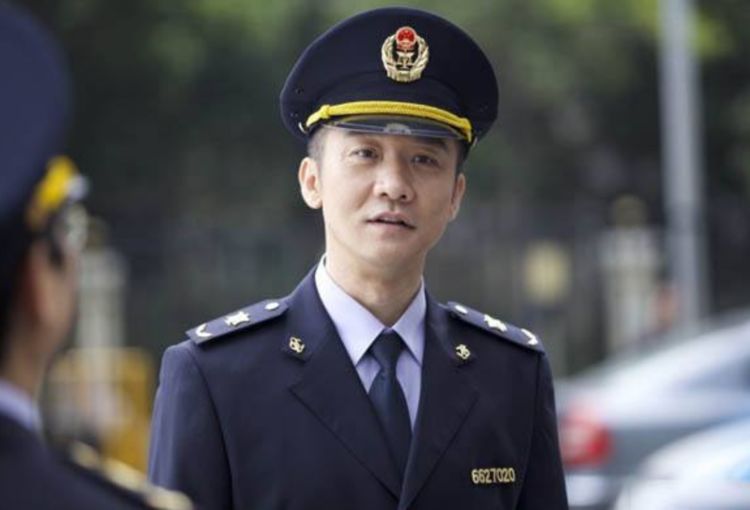 40岁才成名的他,因现女友抛弃恩爱13年发妻,今与现任仍在恋爱