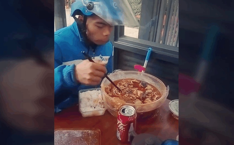 实拍: 心酸! 洒了一点汤的外卖, 客人不要了, 外卖小哥只能自己吃