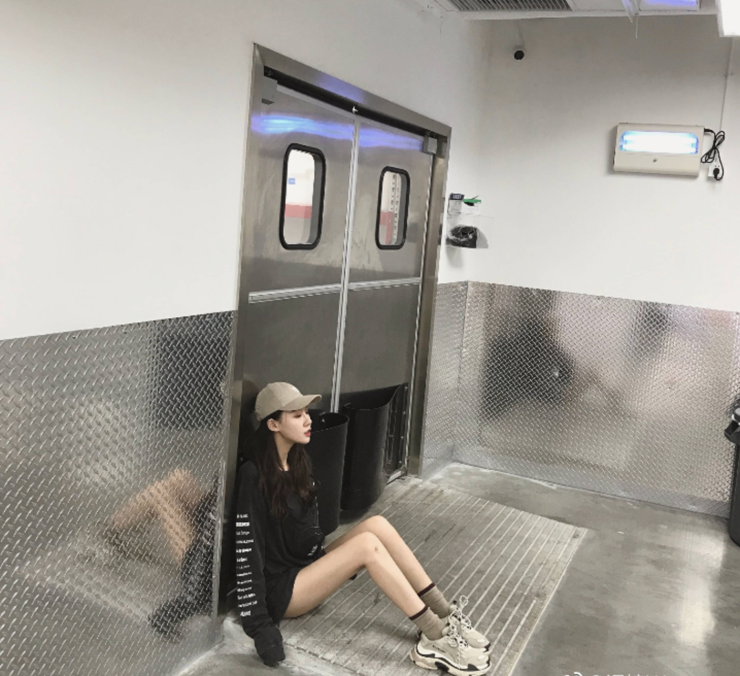 来自地下车库女孩温婉的腿网友这腿简直就是漫画腿给100分