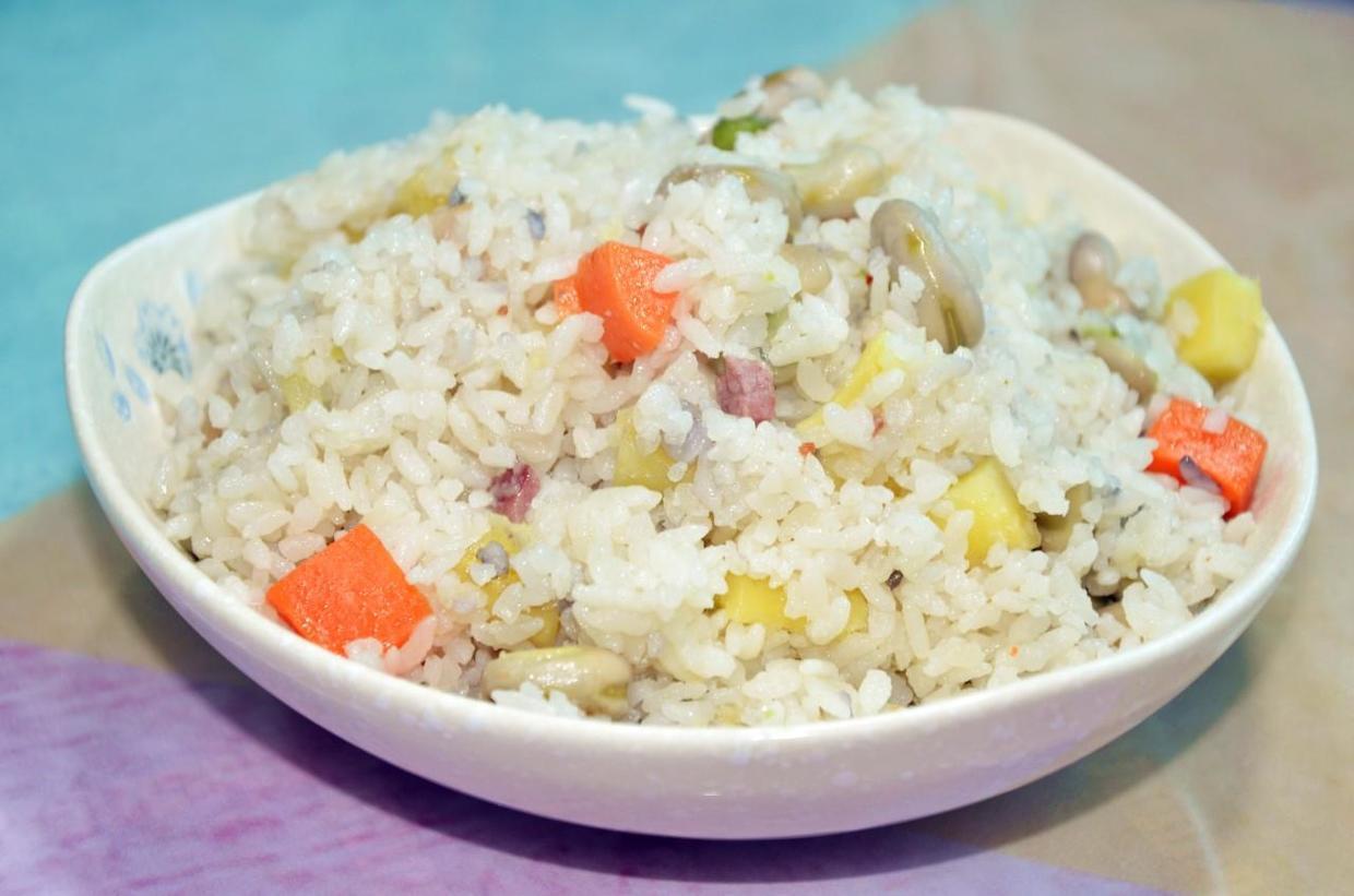 应季蚕豆岂能炒焖饭吃才鲜香家里有锅就能做