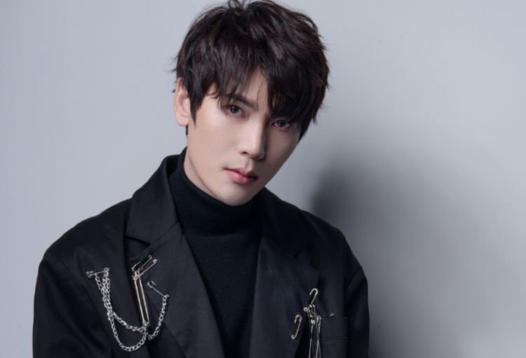 他是周传雄关门弟子,参加《好声音》被淘汰,后翻唱《不染》走红