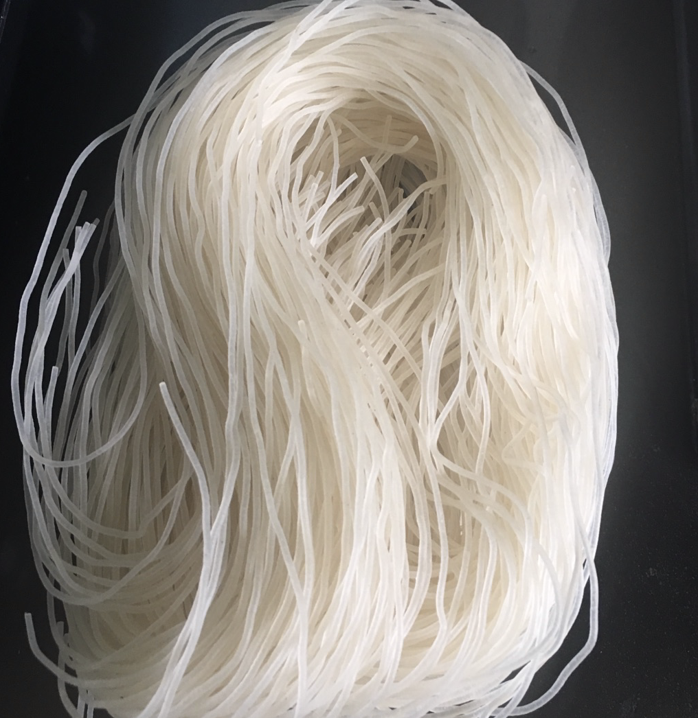 在温州平阳的一个小村庄村民们手工产出了03毫米粗的细粉干