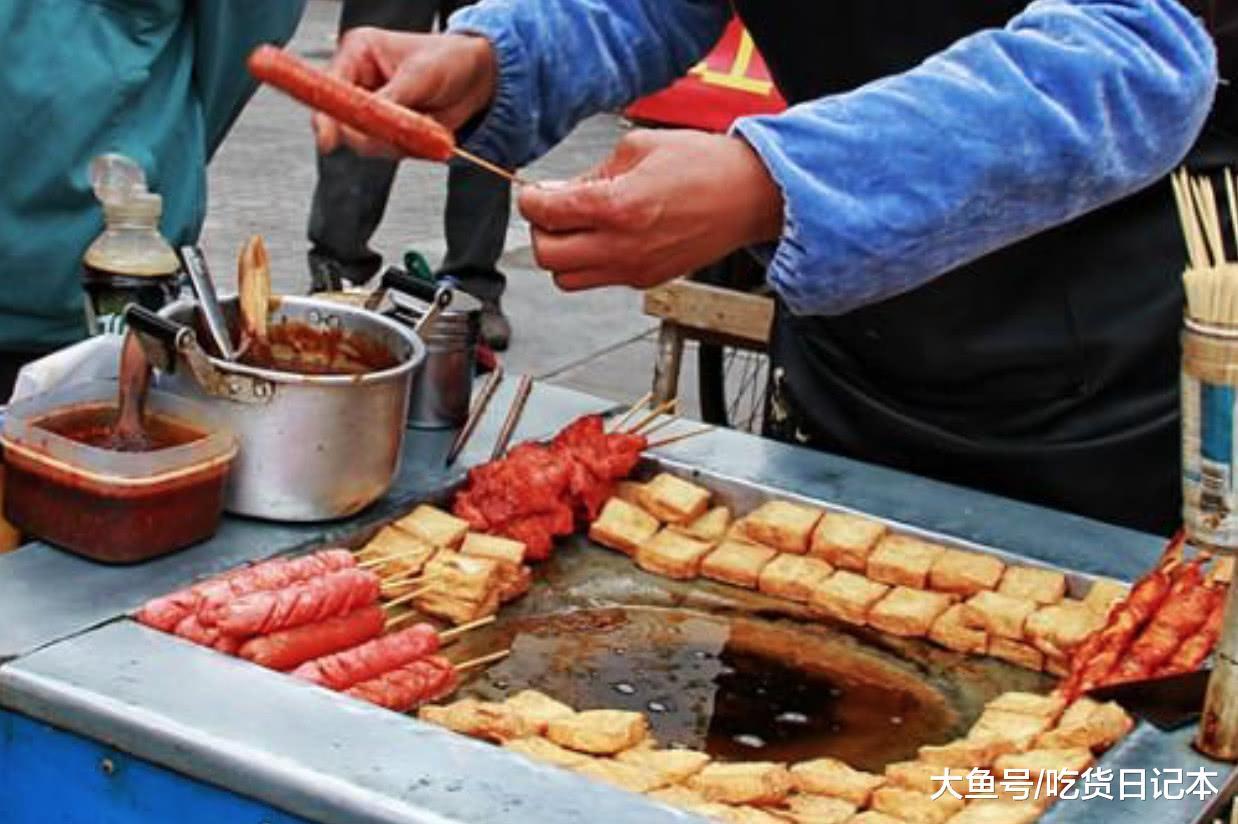 最后就是学校门口这样的铁板烧了,品种也是很丰盛的,有烤肠,也会有