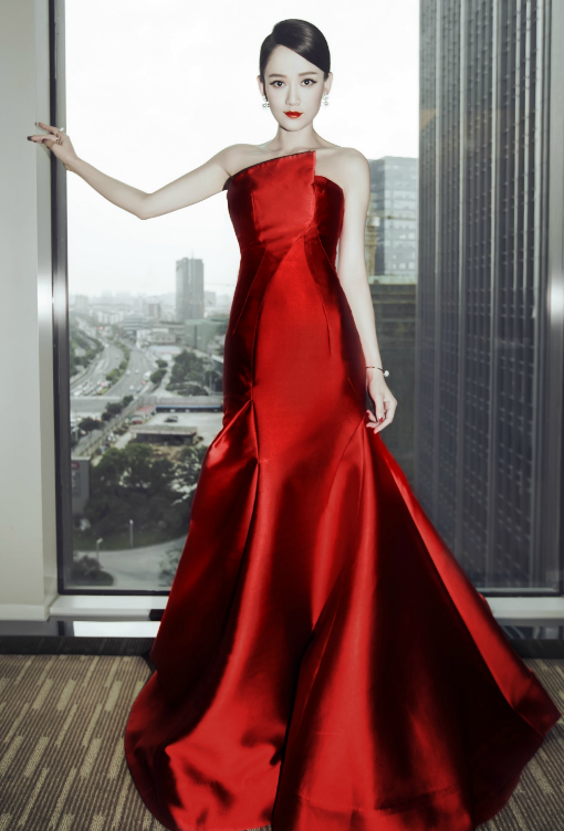 小编觉得陈乔恩非常适合穿红色,这件红色礼服就衬得她气质特别好,霸气