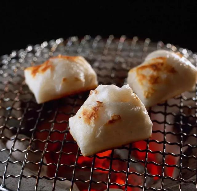 烤红薯烧糍粑烹一壶雷响茶围炉夜话腾冲冬日的生活别有风味