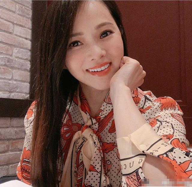 伊能静女儿米粒近照长发披肩尽显淑女气质真是越大越漂亮