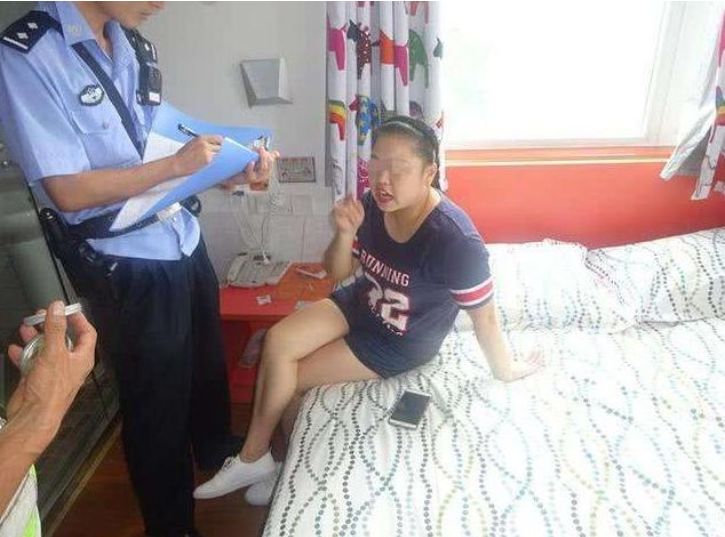 警察到酒店查房,怎样判断两人的关系?简单的一句话轻松解决