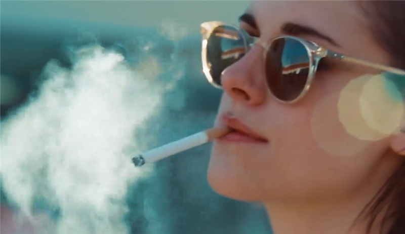 抖音最火女神仅一个抽烟俘获芳心座驾还是福特野马