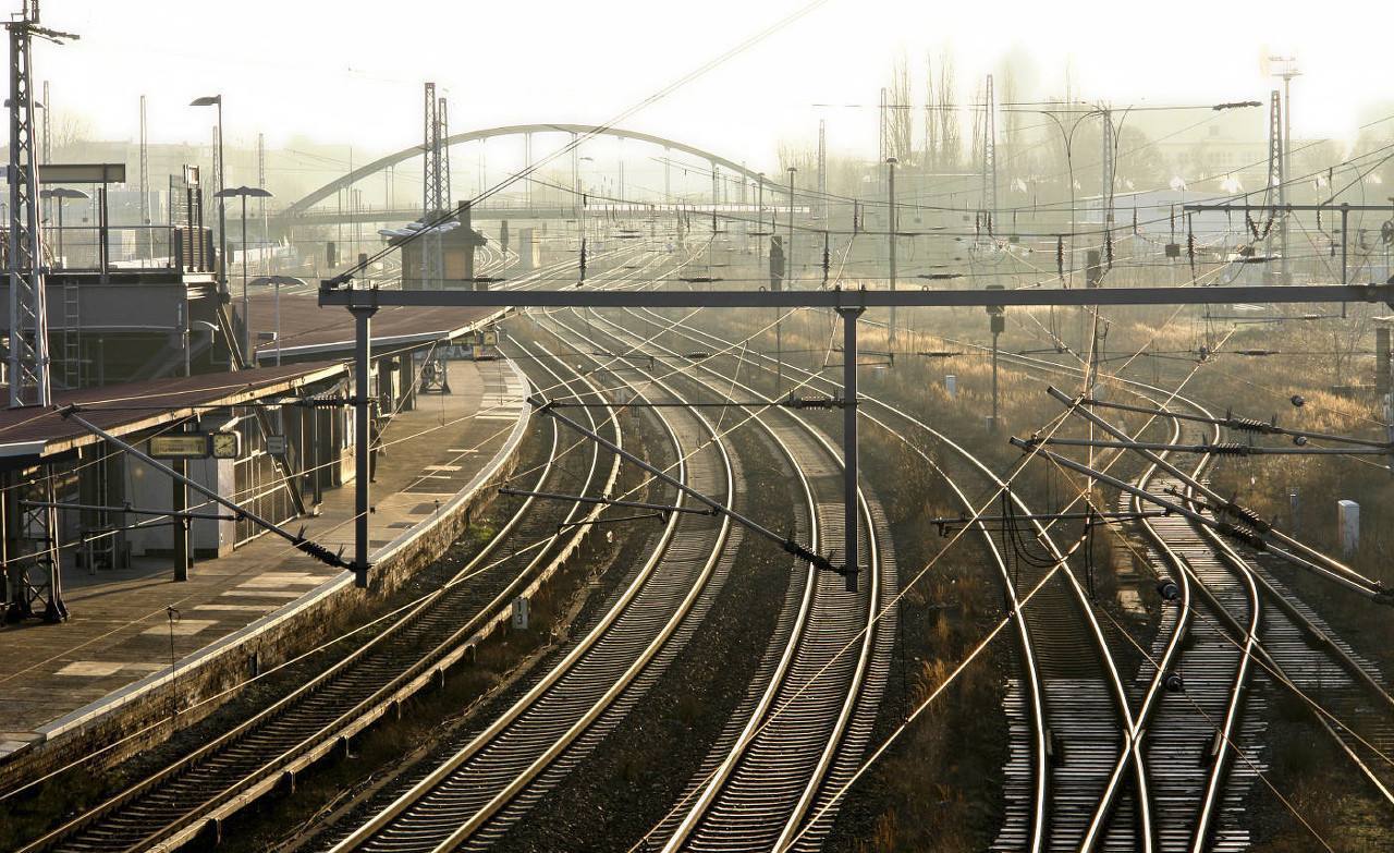 很多人都会感到好奇你为这些粪便排到铁轨上不是很臭吗?