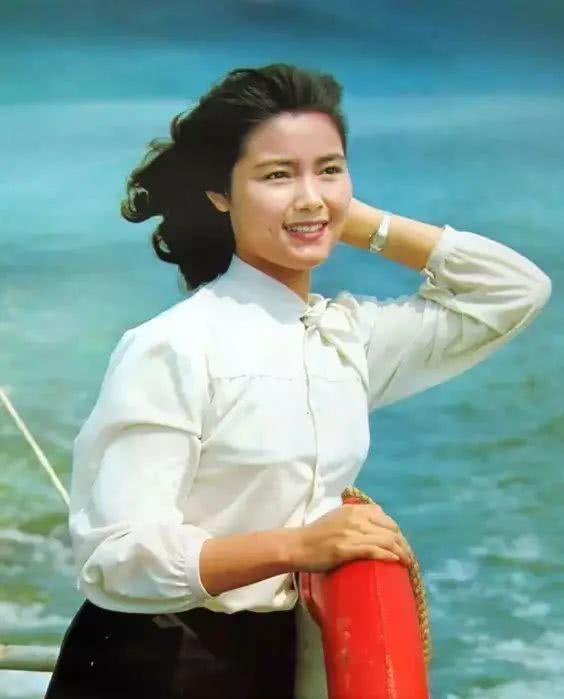 《红牡丹》姜黎黎貌美佳人,如今虽满头白发气质却胜过刘晓庆