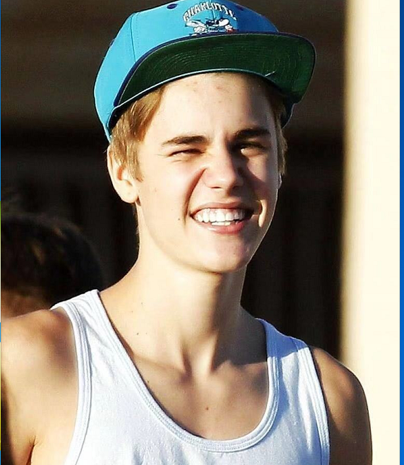 比伯剪寸头回归,超高颜值迷倒众生,网友:那裤子穿好了吗?