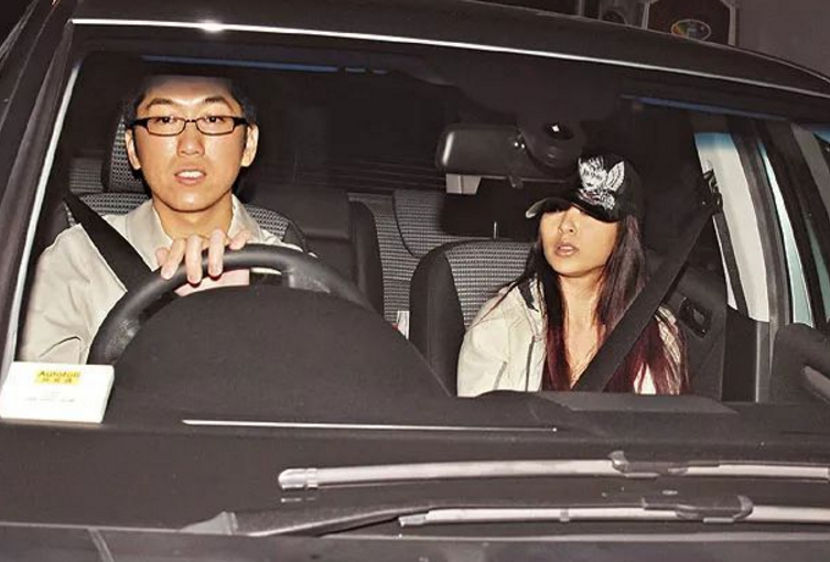 曾是最美郭芙,离婚再交小11岁富商男友,今49岁容貌大变无人识|傅明宪