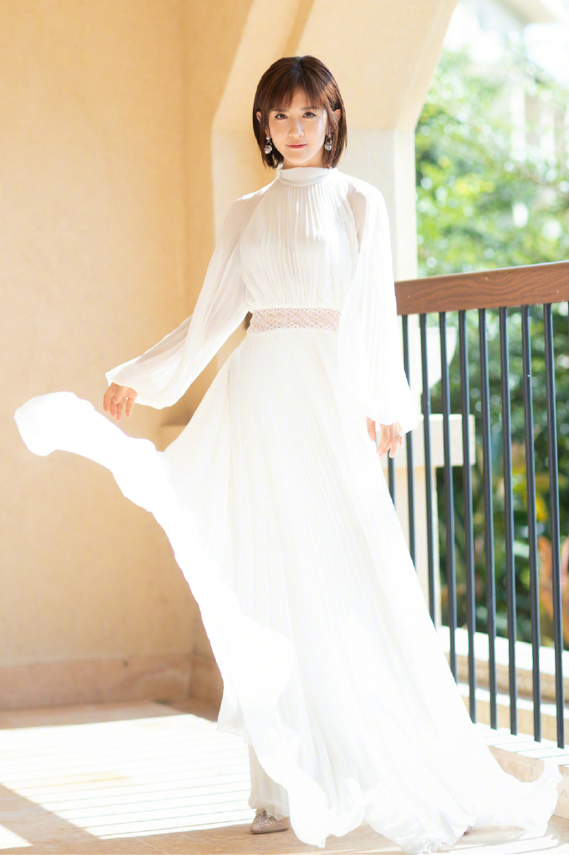 一袭白裙清爽怡人,搭配短发美到不敢认