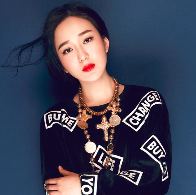 龙梅子《飞》:用伤疤当胸徽,在漆黑里找光辉