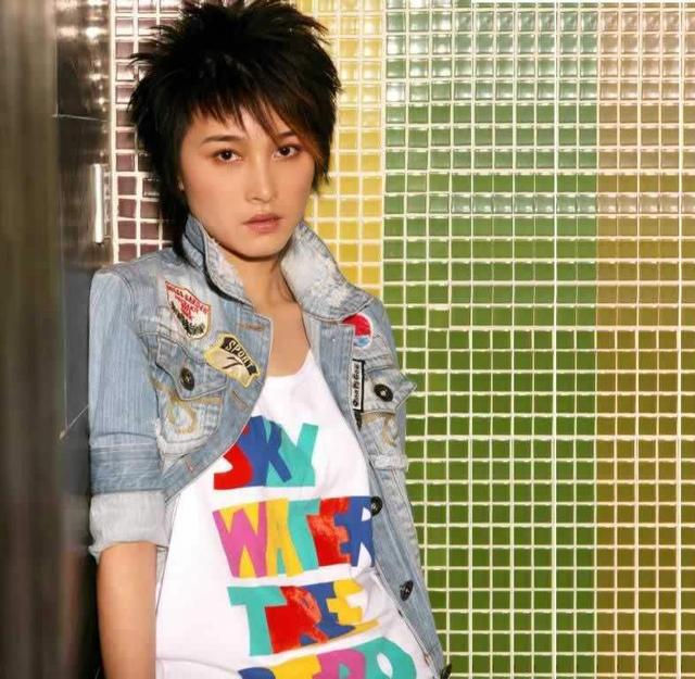 厉娜的这款机场造型选择的是一件白色款上衣作为内搭,外搭一件短款