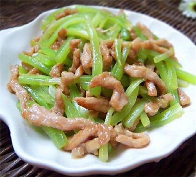 一个容器,将莴苣丝放在里面,然后加入食盐耗油白糖炒椎榷嘀值魑镀