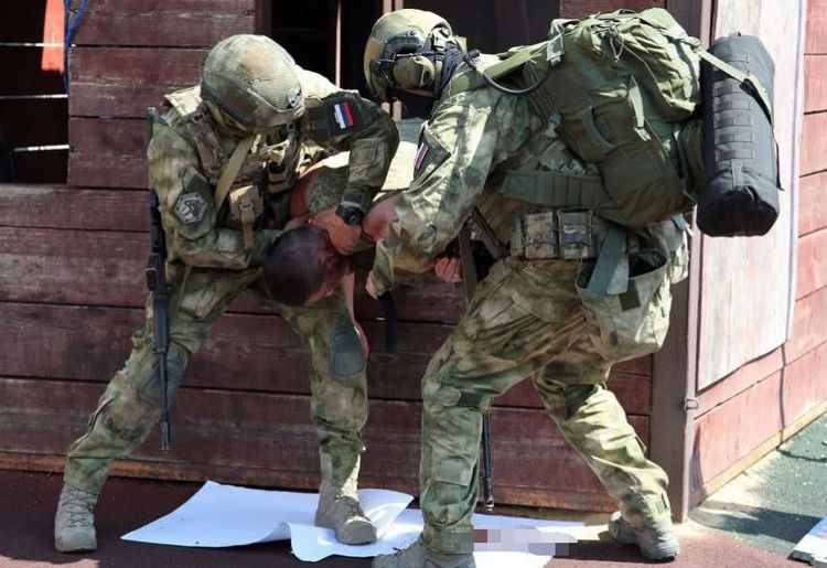 战斗民族有多彪悍恐怖分子劫持学校家长直接端着ak去救人