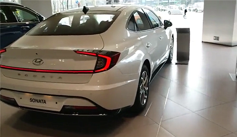 首台索纳塔10到店配混动贯穿尾灯前脸似马丁预售13万