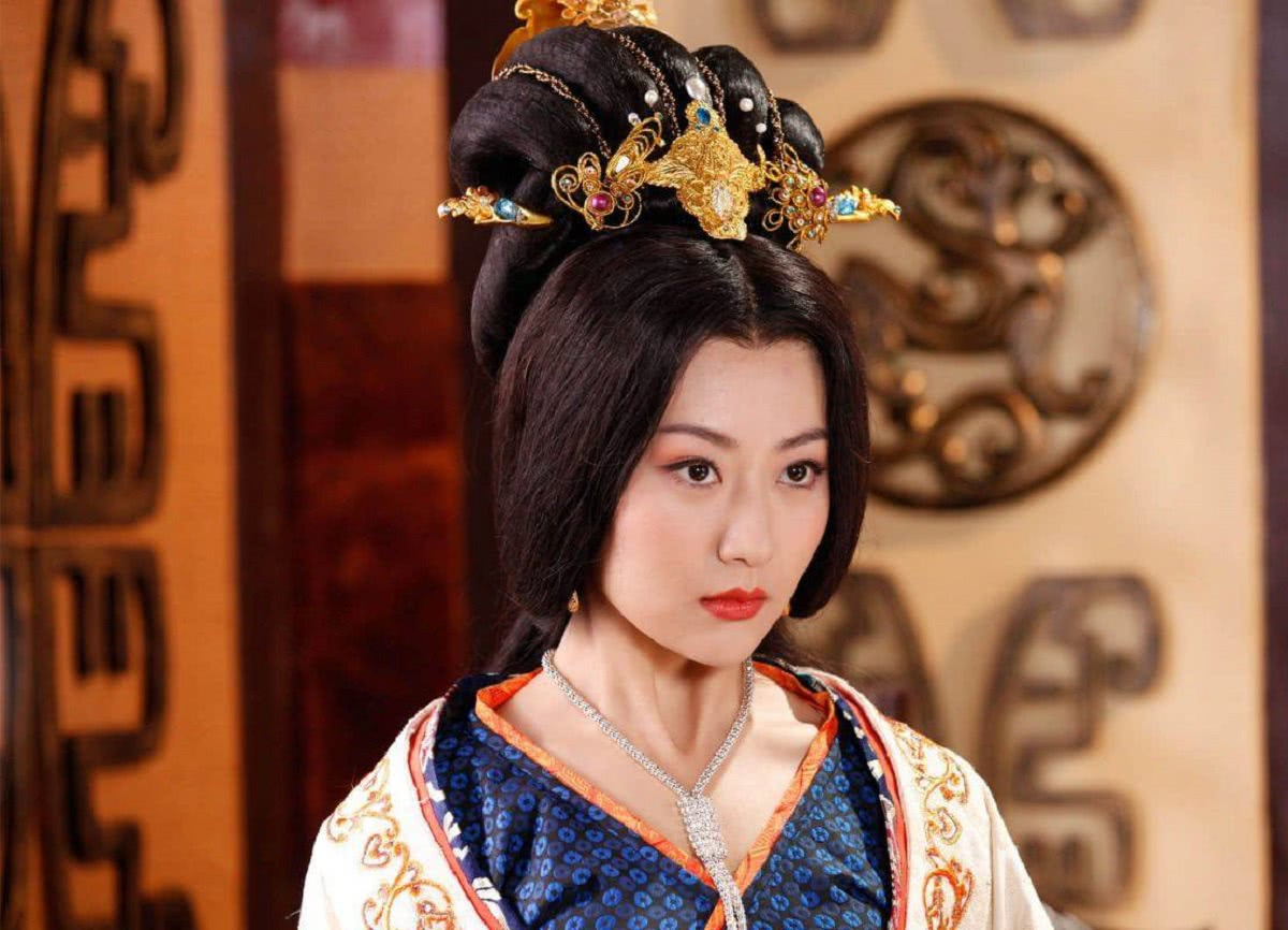 皇帝看上太后身边的侍女,不从,皇帝:杀掉和尚