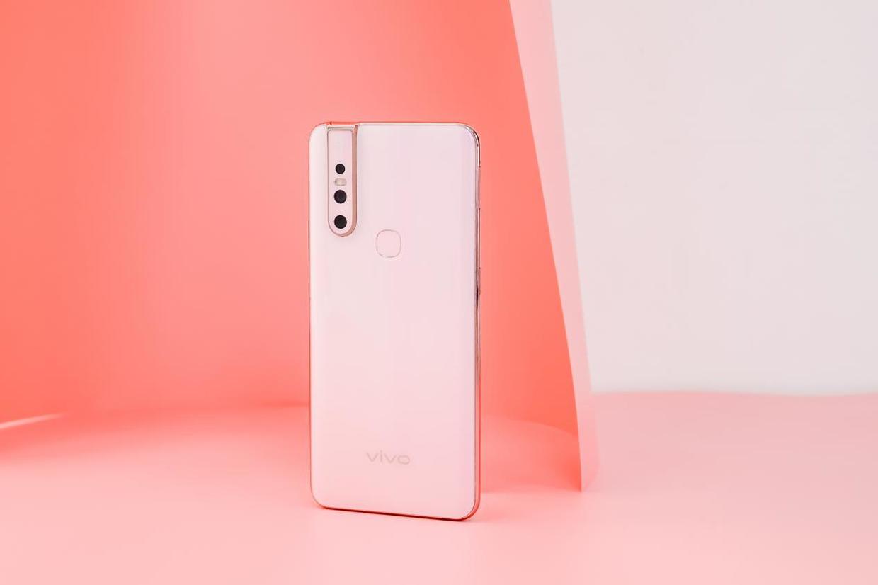 打造更有战斗力的亮屏观感2019年vivo全面屏手机盘点