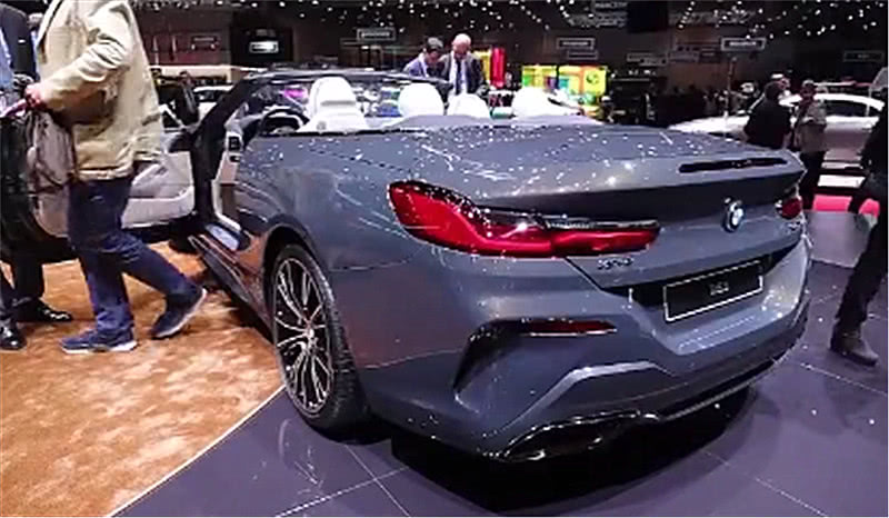 宝马8系敞篷现车展,配后轮转向,预售74万,还买什么保时捷!