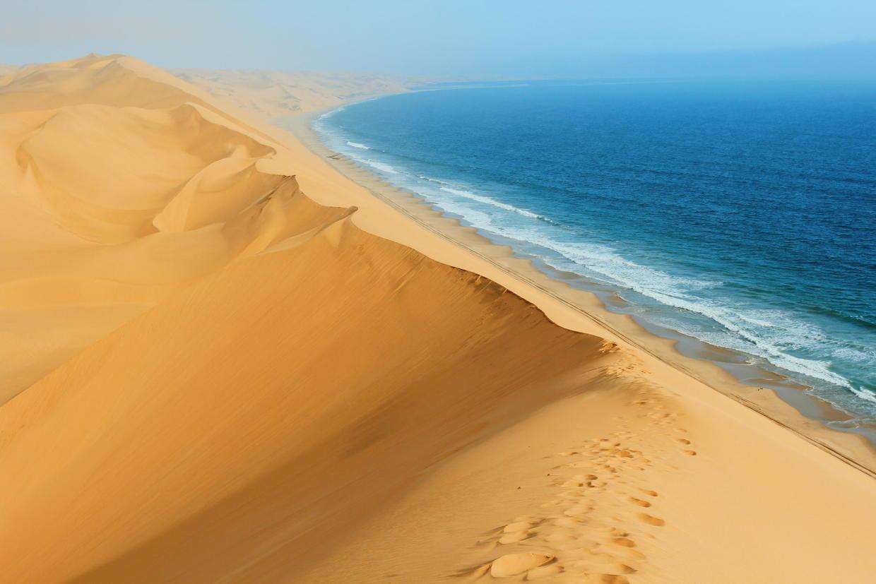 沙漠和大海大家都见过但你见过沙与海相连的世界奇观吗