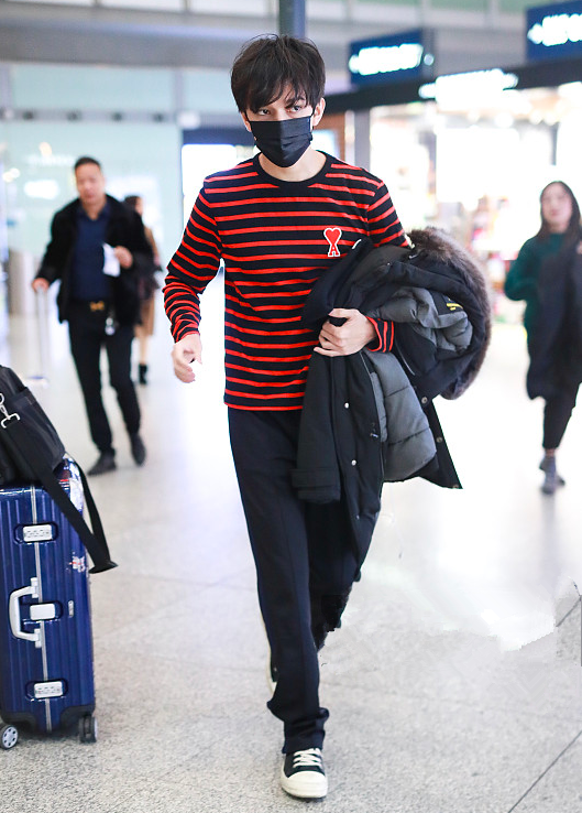 迪玛希又任性!顶着1米9身高却穿宽松休闲裤,硬是穿出了大长腿