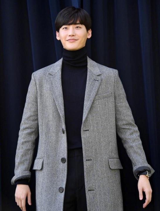 李钟硕只是穿了件长款风衣,竟走出两米气场来,画风简直迷翻人!