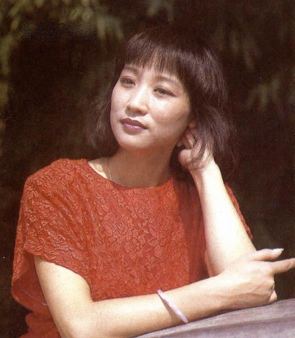 80年代封面美女,28岁遗憾失去影后,嫁老外生女,60岁不敢认|李克纯