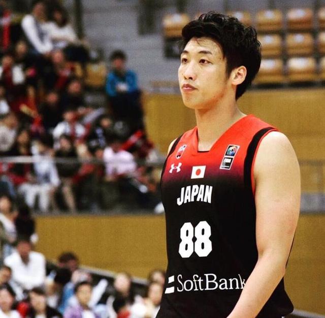 张本天杰现状,再次入选日本男篮,日本妻子很漂亮,渴望再胜中国