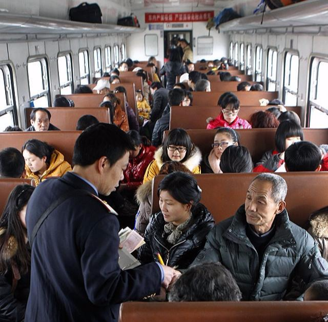 回家过年都买到票了吗? 第一次坐绿皮火车的酸甜苦辣!