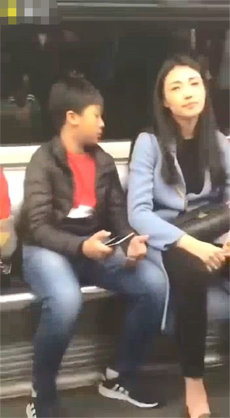 小学生地铁上靠着美女睡觉,突然浑身颤抖,美女到底对他干了什么