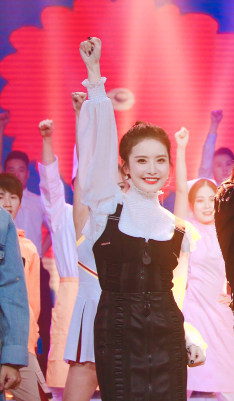 由陈柏霖,景甜,赖雨濛代表《火王之破晓之战》剧组