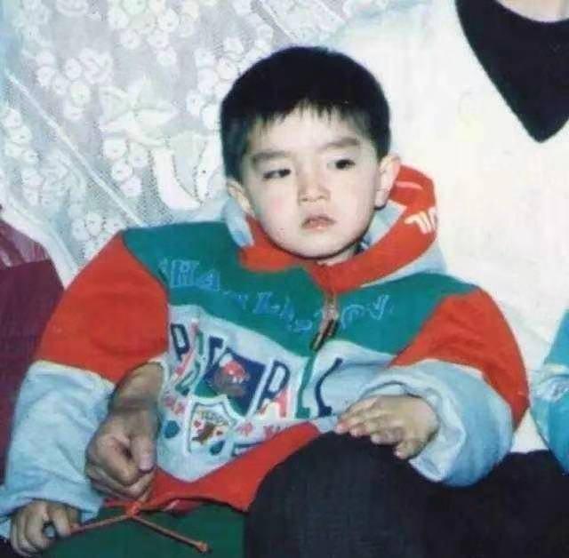 新晋男神金瀚一大波童年照来啦!小时候就有霸道总裁的眼神了!