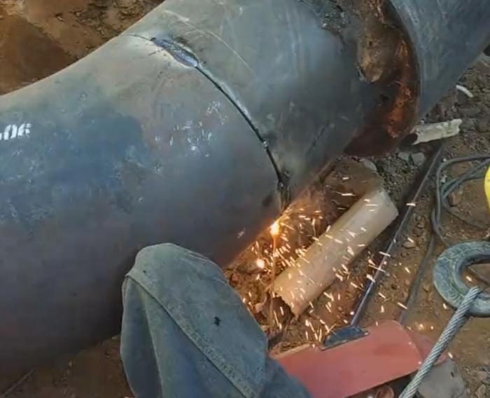 实拍: 电焊工高手焊管道! 焊的真漂亮, 这水平一天工资800真值了!