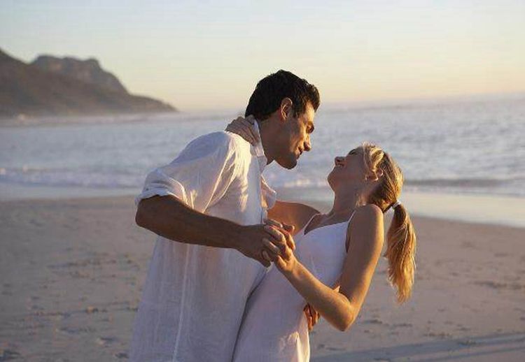 女人爱男人太深,才会出现这3个典型的"小暗示"